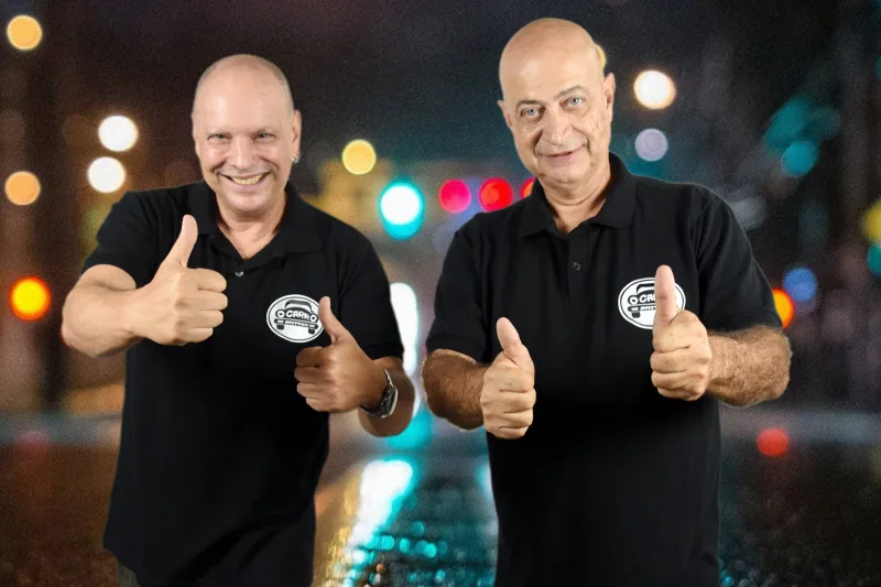 Alex à esquerda e Daniel à direita, administradores do Carro Antigo a Venda