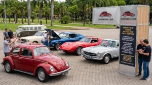 Comprador pesquisando carro antigo à venda em anúncio com fotos, preço, cidade e contato direto com o proprietário
