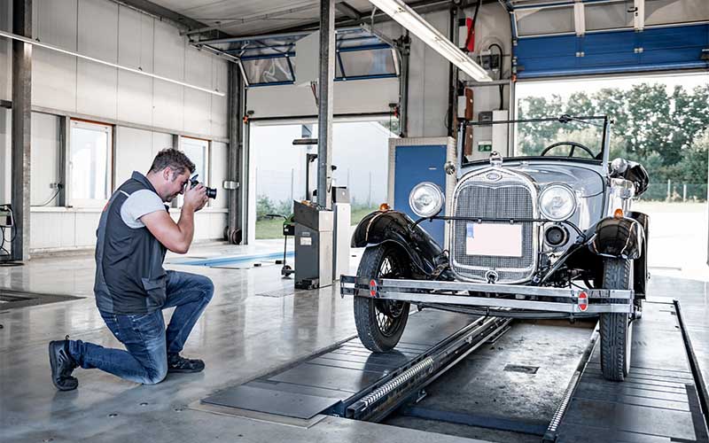 fotografando um carro antigo para vender