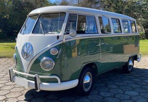 Volkswagen Kombi Corujinha Luxo clássico em verde