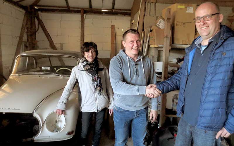 Venda de carro antigo em garagem